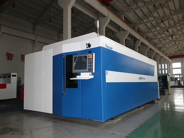 Open Type 700W CNC Fiber Laser Cutting Machine til Sheet Metal 3015